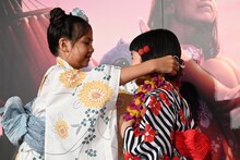 永尾柚乃（右）の首にレイを掛けるマイア・ケアロハ（左）