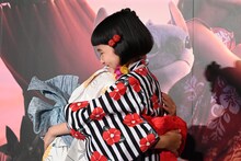 ハグをするマイア・ケアロハと永尾柚乃