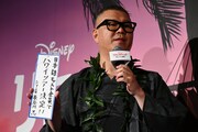 短冊に「日本語キャスト全員でハワイツアー決定!!」と願い事を書く長谷川忍