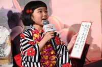 短冊に「また、リロとスティッチとぜったい（×626）あえますように」と願い事を書く永尾柚乃