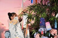 笹に短冊を飾り付けるマイア・ケアロハ