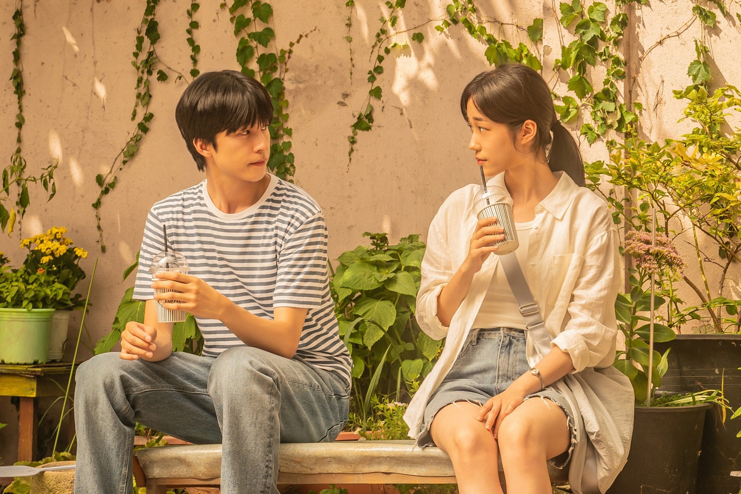 「君の声を聴かせて」場面写真より、左からホン・ギョン演じるヨンジュン、ノ・ユンソ演じるヨルム