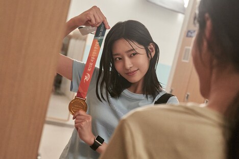 「君の声を聴かせて」場面写真より、キム・ミンジュ演じるガウル