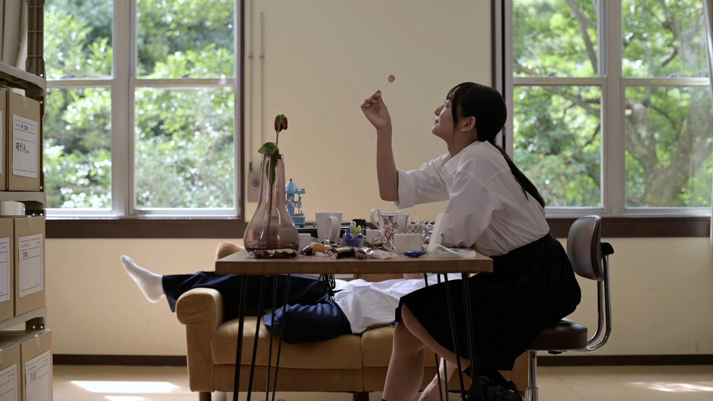 「架空書影。」第1話「書架の物語」場面写真