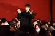 客席後方から登場した綾野剛