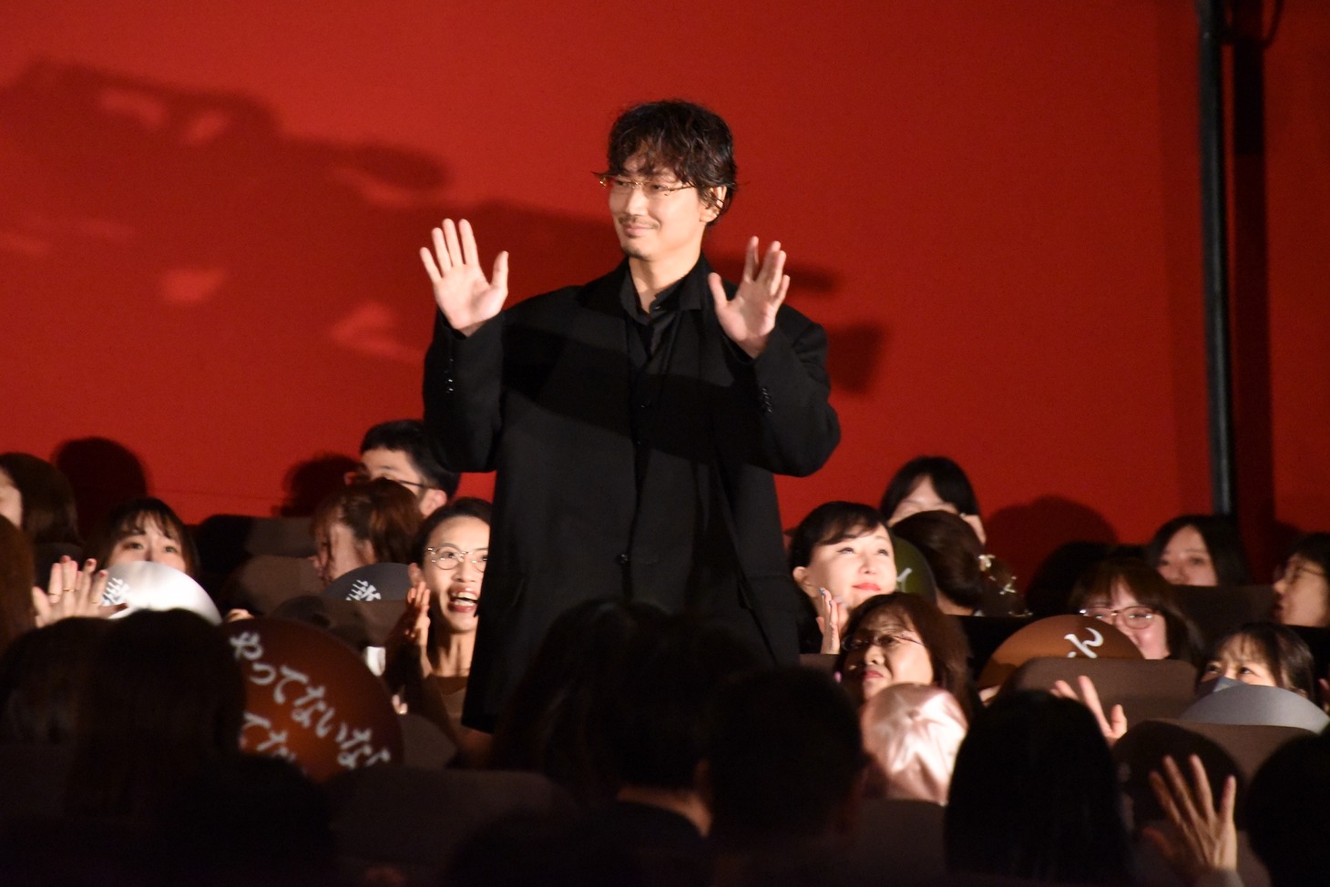 客席後方から登場した綾野剛