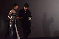 柴咲コウ（左）をエスコートする綾野剛（中央）