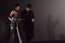 柴咲コウ（左）をエスコートする綾野剛（中央）