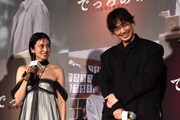 左から柴咲コウ、綾野剛