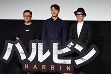 「ハルビン」ジャパンプレミアの様子。左からウ・ミンホ、ヒョンビン、リリー・フランキー