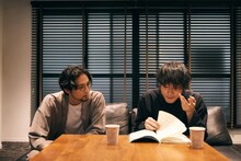 左から米倉強太、藤井道人