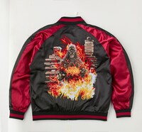 「ゴジラ・ストア EXPASA足柄出張所」で販売されるスカジャン（S～Lサイズ 税込5万5000円 / XL～XXXLサイズ 税込6万500円）