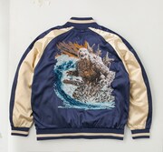「ゴジラ・ストア EXPASA足柄出張所」で販売されるスカジャン（S～Lサイズ 税込5万5000円 / XL～XXXLサイズ 税込6万500円）