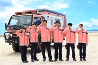 沖縄でプロモーションを行った「劇場版 TOKYO MER～走る緊急救命室～南海ミッション」キャスト。左から宮澤エマ、菜々緒、鈴木亮平、江口洋介、高杉真宙、生見愛瑠