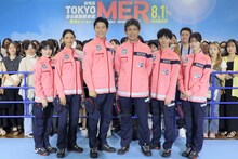 「劇場版 TOKYO MER～走る緊急救命室～南海ミッション」キックオフイベントの様子。左から宮澤エマ、菜々緒、鈴木亮平、江口洋介、高杉真宙、生見愛瑠