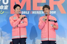 左から鈴木亮平、江口洋介