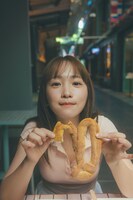 「川栄李奈1st写真集 youphoria」より