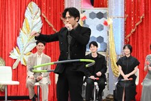 特技のフラフープを披露する稲垣吾郎