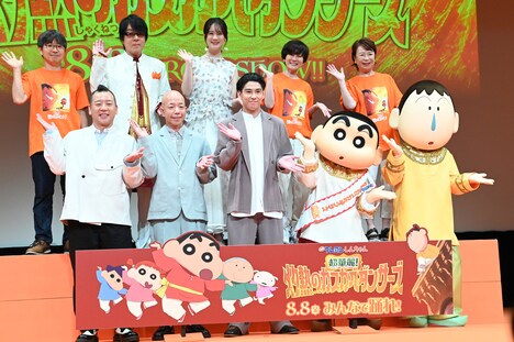 「映画クレヨンしんちゃん 超華麗!灼熱のカスカベダンサーズ」完成披露試写会の様子。前列左から西村瑞樹、小峠英二、賀来賢人、野原しんのすけ、ボーちゃん。後列左から橋本昌和、速水奨、瀬戸麻沙美、小林由美子、佐藤智恵