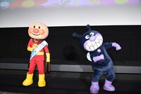 左からアンパンマン、ばいきんまん