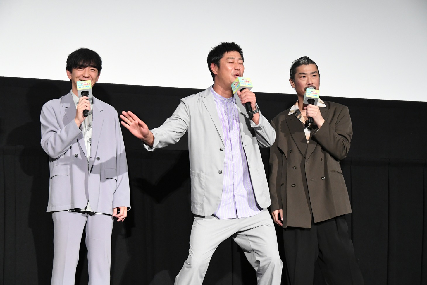 パンサーの向井慧（左）、尾形貴弘（中央）、菅良太郎（右）