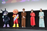 左からばいきんまん、山寺宏一、アンパンマン、戸田恵子、蒼井優