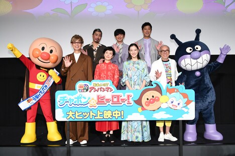 前列左からアンパンマン、山寺宏一、戸田恵子、蒼井優、中尾隆聖、ばいきんまん。後列左から菅良太郎、向井慧、尾形貴弘