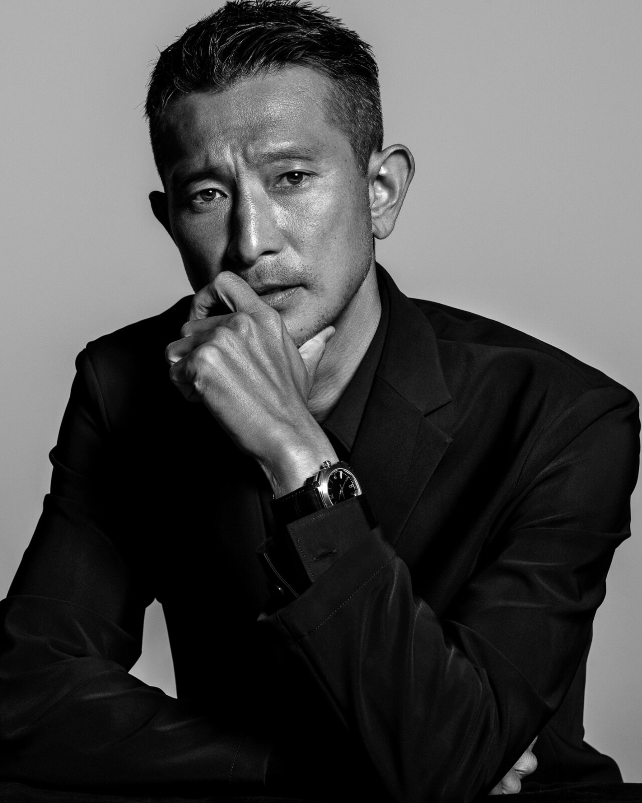 LOCATION JAPAN 綾野剛　表紙　ロケーションジャパン 綾野剛、吉沢亮ら88名のモノクロポートレートが並ぶ写真展、東京