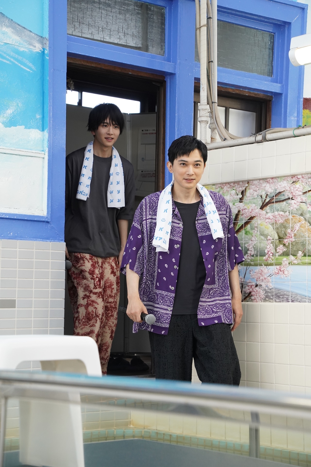 浴室に入ってくる吉沢亮（手前）と板垣李光人（奥）