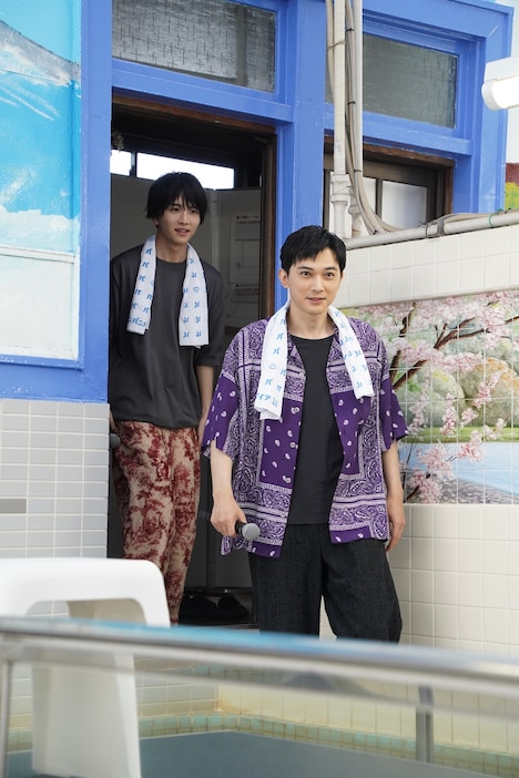 浴室に入ってくる吉沢亮（手前）と板垣李光人（奥）