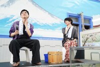 運び込まれた冷水で首を冷やす吉沢亮（左）と板垣李光人（右）