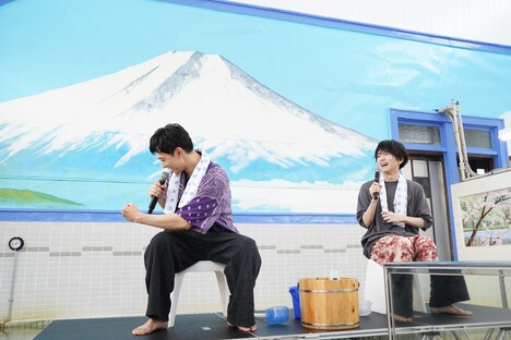 「くそー！」と大げさに悔しがる吉沢亮（左）