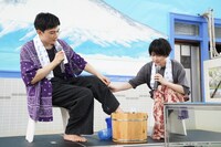 足で湯加減を再チェックする吉沢亮（左）と支えてあげる板垣李光人（右）