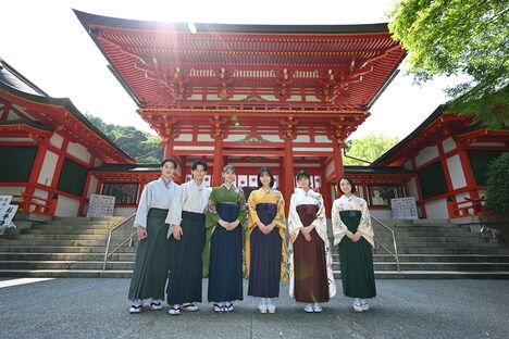 左から山時聡真、齋藤潤、嵐莉菜、當真あみ、原菜乃華、上白石萌音