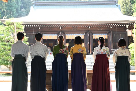 ドラマ「ちはやふる－めぐり－」キャストが参拝する様子
