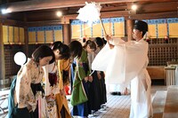 ドラマ「ちはやふる－めぐり－」ヒット祈願の様子