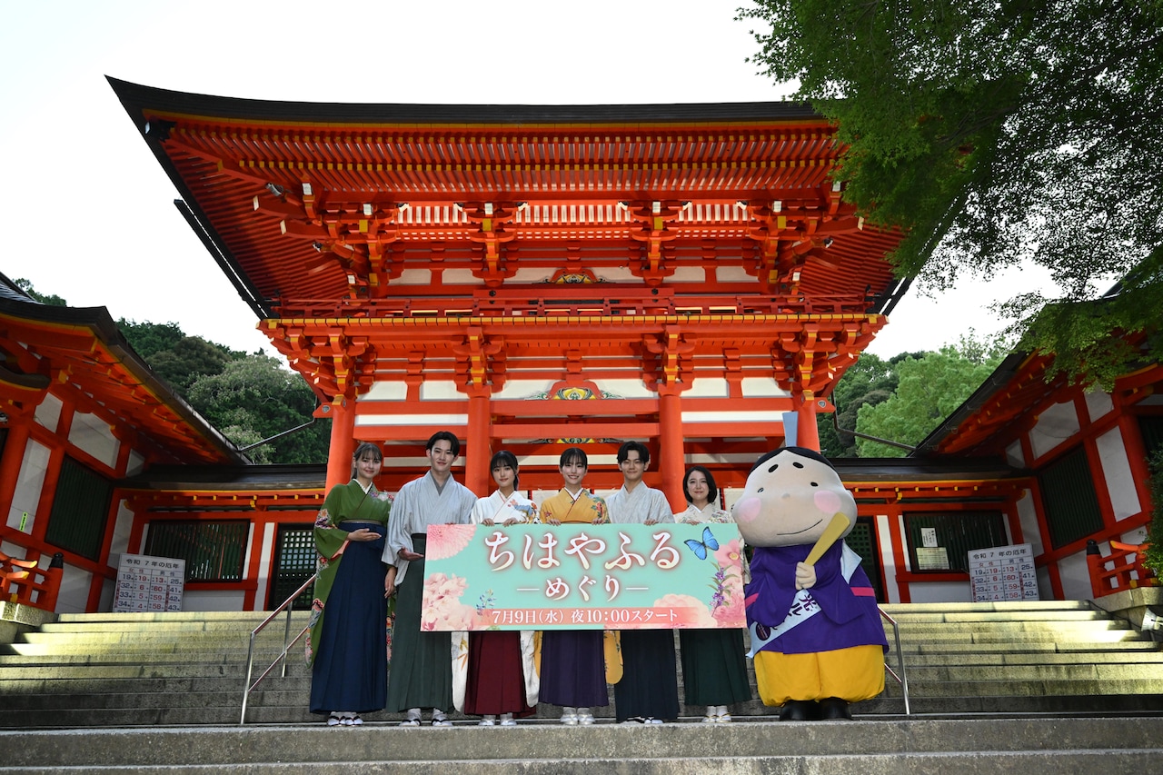 ドラマ「ちはやふる」當真あみが近江神宮でヒット祈願、上白石萌音「忘れられない1日」