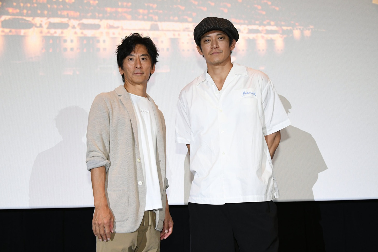 「フロントライン」舞台挨拶に登壇した小栗旬（右）、増本淳（左）