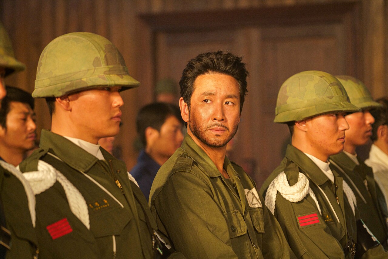 イ・ソンギュンの切実な表情切り取った「大統領暗殺裁判」場面写真