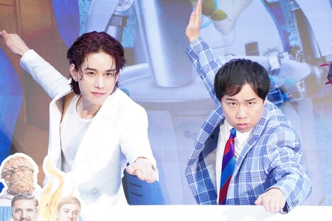 シルバーサーファーのポーズをするせいや（右）、佐藤景瑚（左）