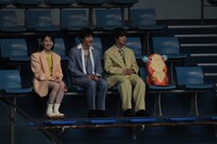 「ChaO」スペシャルコラボドルフィンパフォーマンスを観覧する山田杏奈（左）、鈴鹿央士（中央）、太田駿静（右）。太田の右隣はチャオのぬいぐるみ