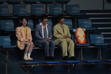 「ChaO」スペシャルコラボドルフィンパフォーマンスを観覧する山田杏奈（左）、鈴鹿央士（中央）、太田駿静（右）。太田の右隣はチャオのぬいぐるみ