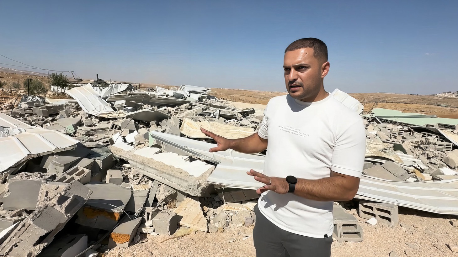 「壁の外側と内側」より、学校を破壊された地区の地区長