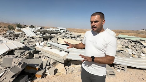 「壁の外側と内側」より、学校を破壊された地区の地区長