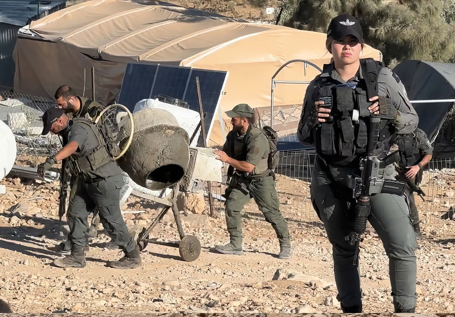 「壁の外側と内側」より、パレスチナ人の村でコンクリートミキサーを押収したイスラエル軍