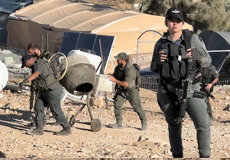 「壁の外側と内側」より、パレスチナ人の村でコンクリートミキサーを押収したイスラエル軍