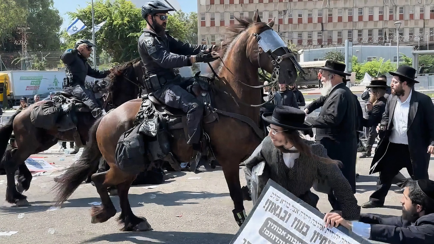 「壁の外側と内側」より、テルアビブ郊外で兵役に反対するユダヤ教超正統派のデモを蹴散らす馬上警察（2024年8月)