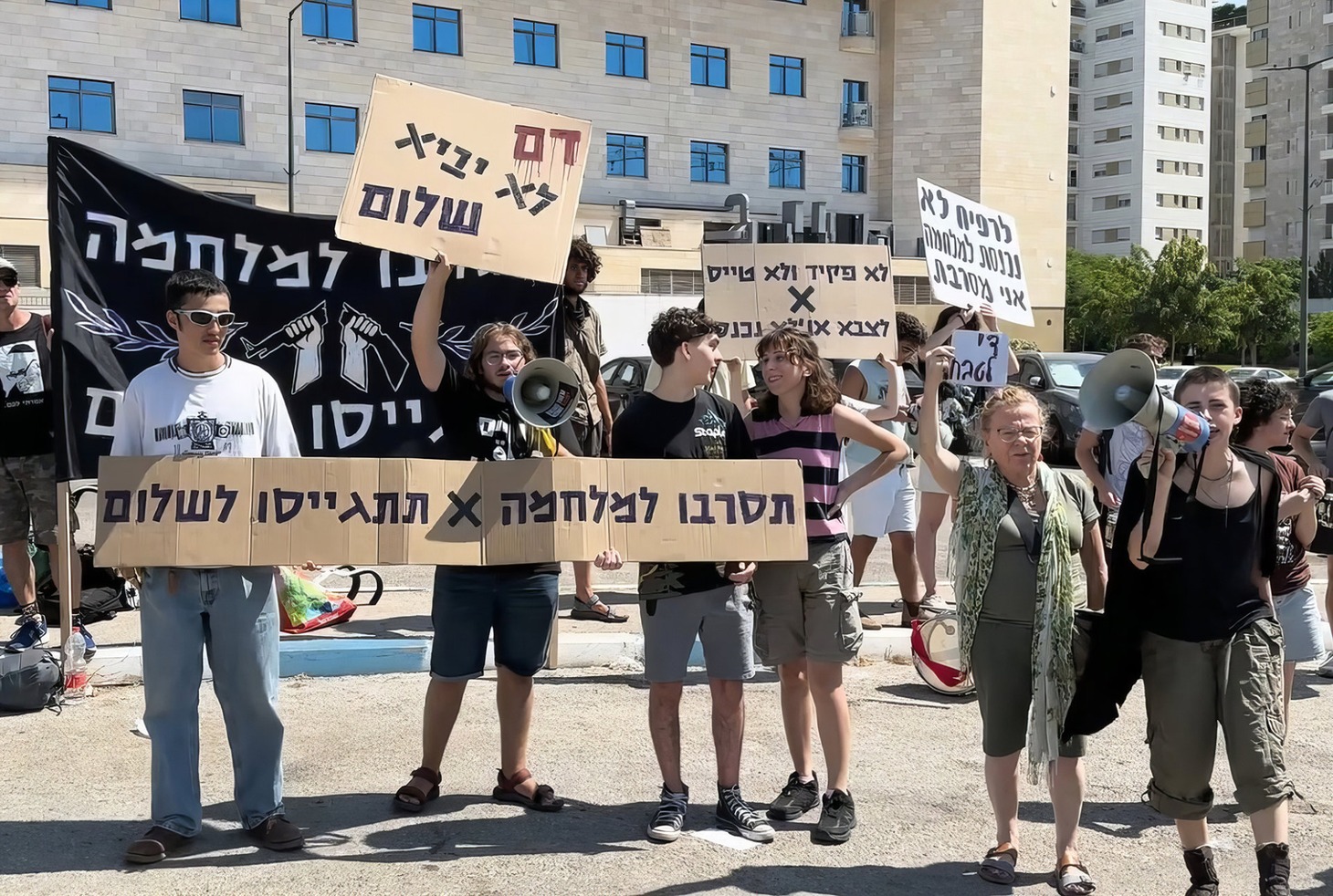 「壁の外側と内側」より、テルアビブ郊外で兵役拒否を宣言した若者たちの抗議集会（2024年8月)