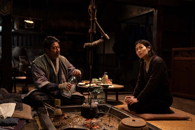 「旅と日々」場面写真。左から堤真一演じるべん造、シム・ウンギョン演じる李