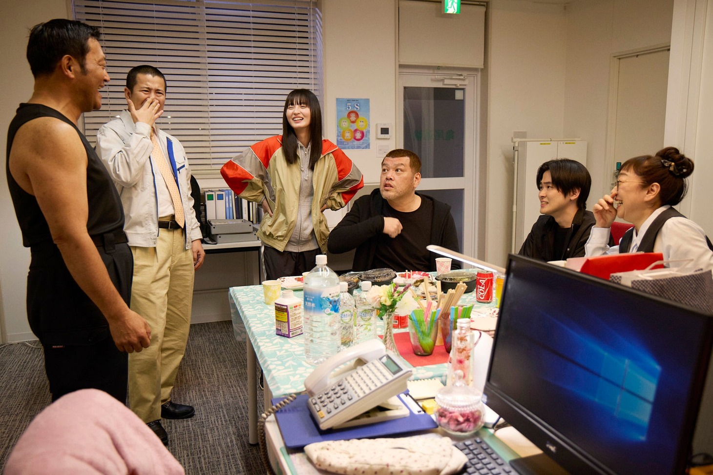 左から山口智充、きょん、遠藤さくら、くっきー！、望月歩、山野海